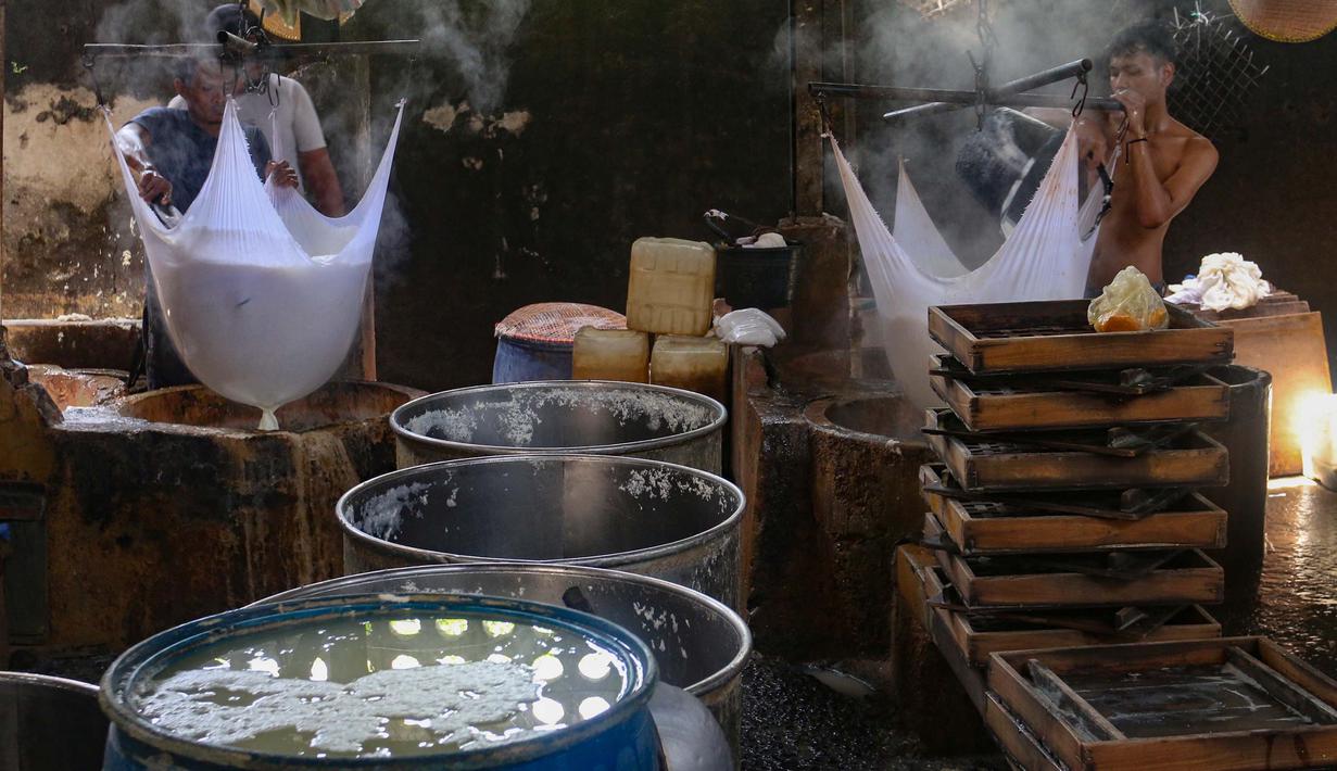 Kenaikan ini terjadi seiring gejolak geopolitik global yang memengaruhi harga komoditas impor, termasuk kedelai yang menjadi bahan baku utama industri tahu dan tempe. Tampak dalam foto, perajin menyelesaikan pembuatan tahu di Duren Tiga Jakarta Selatan, Selasa 14 April 2026, di tengah kenaikan harga kedelai yang berdampak pada biaya produksi. (merdeka.com/Arie Basuki)