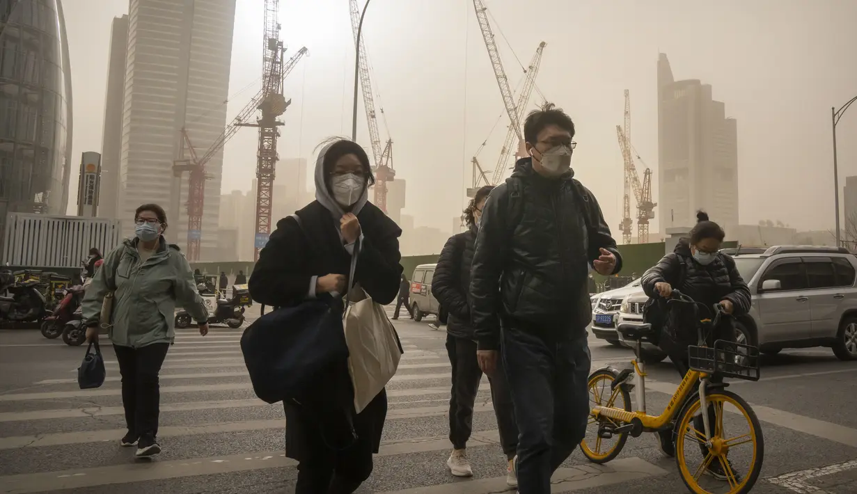 Badai debu dan pasir membuat indeks kualitas udara melonjak di ibu kota China pada Rabu (22/3) pagi. (AP Photo/Mark Schiefelbein)