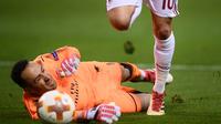 David Ospina dinilai melakukan pelanggaran dalam laga melawan AC Milan. (AFP/Marco Bertorello)
