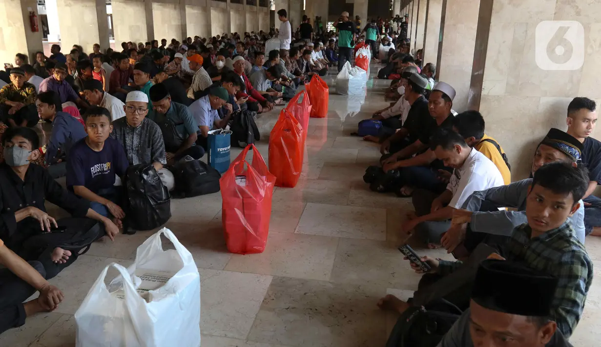 Peningkatan tersebut karena animo masyarakat yang tinggi dari tahun ke tahun untuk berbuka puasa bersama di Masjid Istiqlal, Jakarta. (Liputan6.com/Herman Zakharia)
