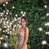 Lihat tampilan sederet figur publik di acara resepsi Chelsea Islan dan Rob Clinton. @anyageraldine.