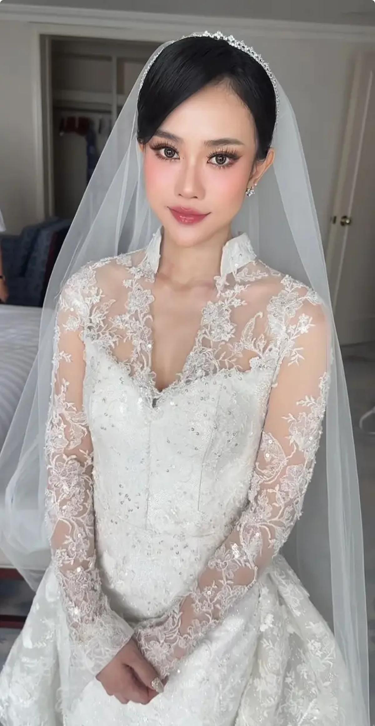 Gaun Putih Jessica Jane di Hari Pernikahannya Bersama Erwin Phan. [@imelvilentcia]