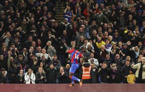 Penyerang Crystal Palace, Jean-Philippe Mateta berselebrasi usai mencetak gol ke gawang Arsenal pada pertandingan Liga Inggris di stadion Selhurst Park di London, Inggris, Selasa (5/4/2022). Kemenangan Palace mengantarnya menempati posisi kesembilan dengan raihan 47 poin. (AP Photo/Ian Walton)