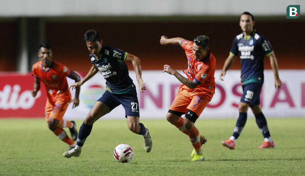 Bek Persib Bandung, Zalnando (kiri) berebut bola dengan striker Persiraja Banda Aceh, Sílvio Escobar dalam laga matchday ke-3 Grup D Piala Menpora 2021 di Stadion Maguwoharjo, Sleman, Jumat (2/4/2021) (Bola.com/M Iqbal Ichsan)