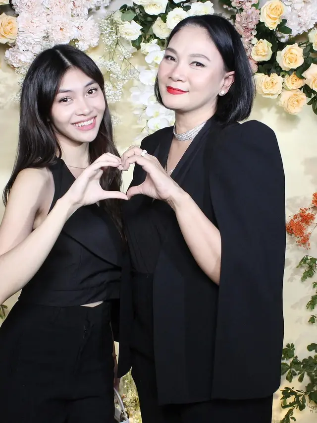 6 Potret Dian Nitami dan Sasi Asmara Kondangan Bareng, Ibu Anak Kompak