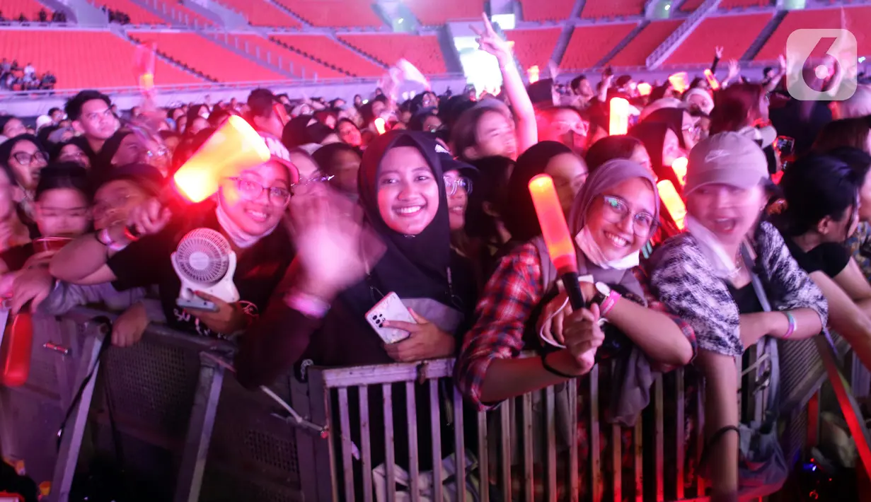 Penggemar kelompok penyanyi pria asal Korea Selatan, iKON memadati area festival panggung JISPHORIA yang digelar di Jakarta International Stadium (JIS), Sabtu (1/10/2022). Setelah tiga tahun, iKON akhirnya kembali lagi ke Indonesia untuk bertemu para penggemarnya yang biasa disebut iKONIC. (Liputan6.com/Helmi Fithriansyah)