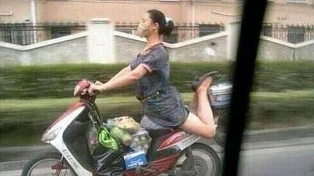 6 Pose Orang Kendarai Motor Ini Nyeleneh, Santai Banget Enggak Takut Jatuh