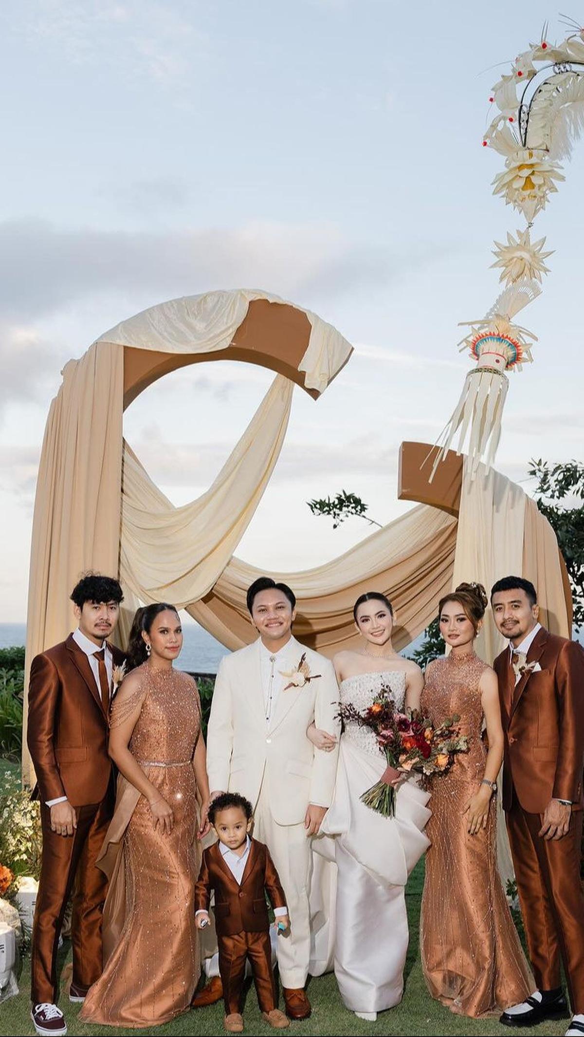 Acara yang digelar di Nusa Dua Bali itu menambah kesan romantis. Kebahagiaan keduanya semakin terasa oleh banyak orang.