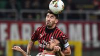Alessio Romagnoli. Kapten tim AC Milan berusia 26 tahun ini telah 6 musim memperkuat Rossoneri. Ia mulai tersingkir akibat performa yang tak konsisten di posisi bek tengah serta kalah bersaing dengan Fikayo Tomori. Musim lalu ia hanya tampil dalam 30 laga di semua ajang. (Foto: AFP/Miguel Medina)