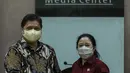 Ketua DPR Puan Maharani (kanan) berfoto bersama Ketua Umum DPP Partai Golkar Airlangga Hartarto (kiri) dengan menunjukkan dokumen usai menyampaikan keterangan pers terkait pergantian Wakil Ketua DPR Azis Syamsuddin di Media Center DPR, Jakarta, Rabu (29/9/2021). (Liputan6.com/Johan Tallo)