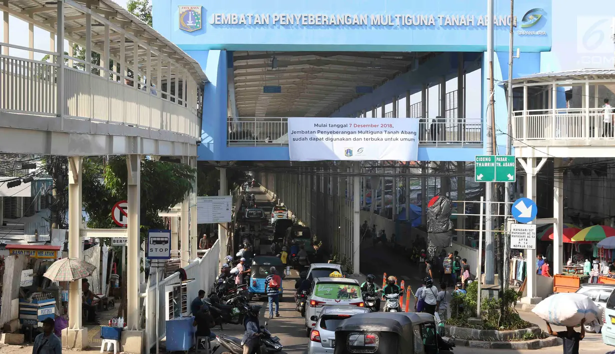 Suasana jembatan penyeberangan multiguna (JPM) atau Skybridge Tanah Abang, Jakarta, Jumat (7/12). Uji coba Skybridge Tanah Abang dilakukan selama sepekan. (Liputan6.com/Immanuel Antonius)