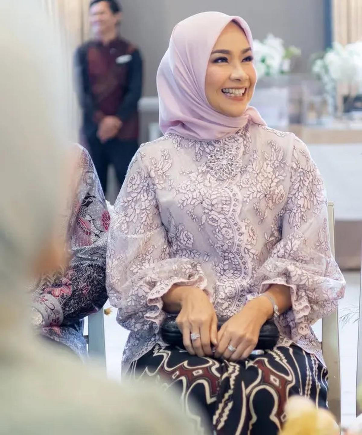 6 Potret Awet Muda Alya Rohali Kenakan Kebaya Ungu saat Acara Tunangan Putri Sulungnya