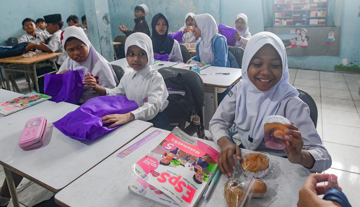Paket makanan kemasan sehat MBG dibungkus tote bag khusus, dan bukan makanan kemasan ultra-processed food (UPF) produk pabrikan.