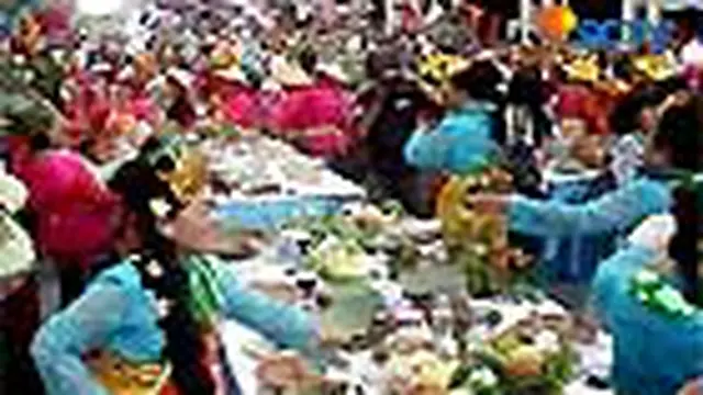 Memperingati hari ulang tahun Kota Surabaya, digelar Festival Rujak Ulek 2010 yang diikuti ribuan peserta. Para peserta wajib bergoyang saat mengulek bumbu rujak.
