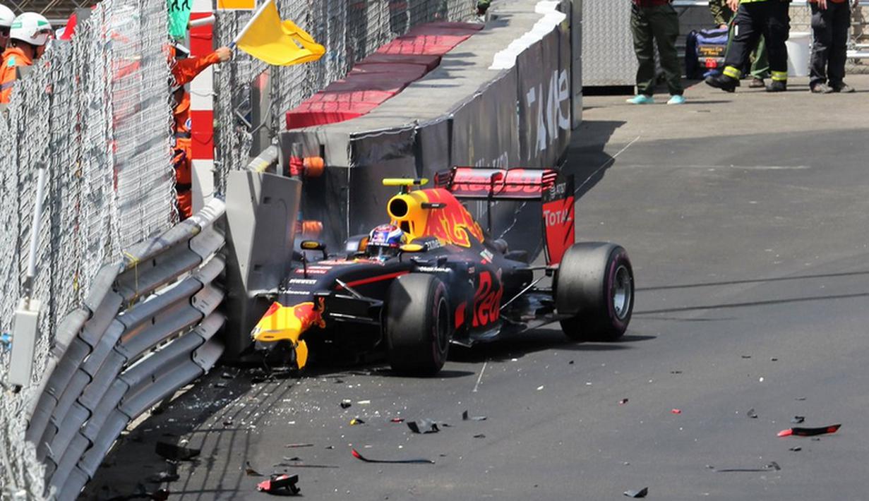 Pebalap Red Bull, Max Verstappen, menabrak dinding pembatas saat kualifikasi pertama F1 GP Monako, Sabtu (28/5/2016). (Bola.com/Twitter/F1)