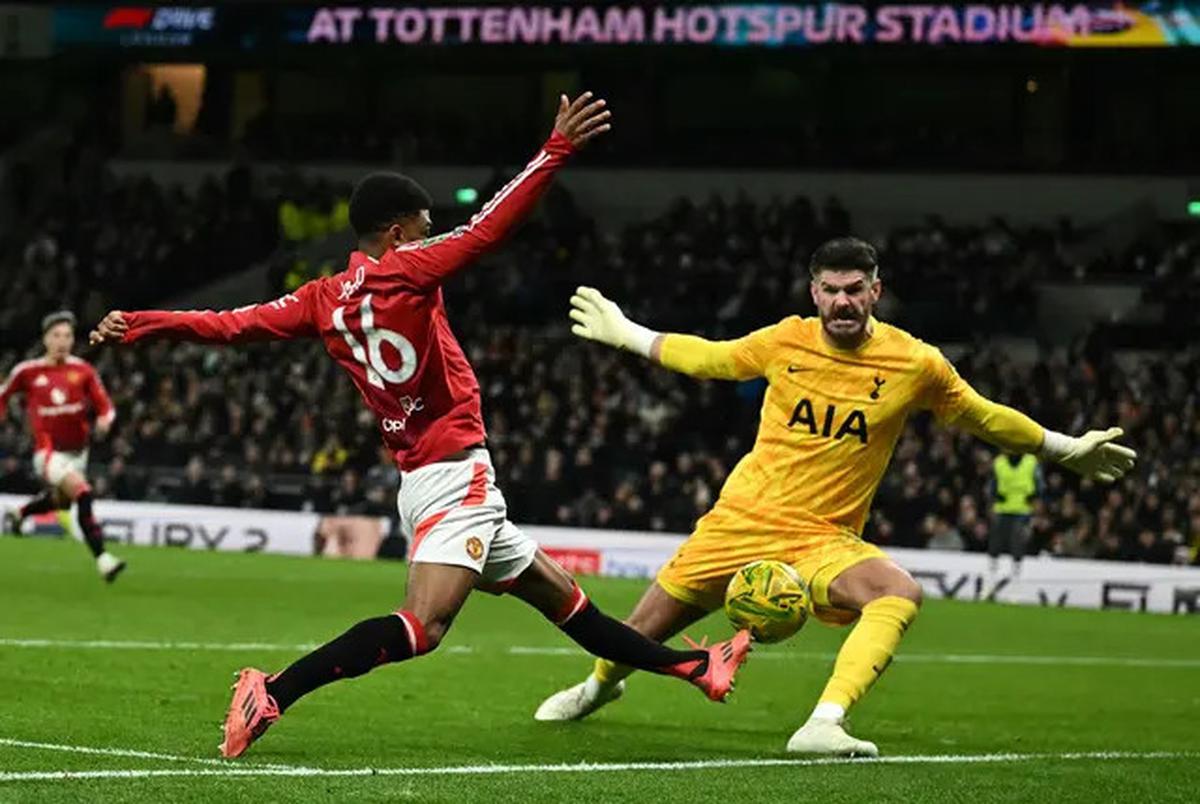 Momen Unik Saat MU Kandas dari Spurs di Carabao Cup: 2 Kiper Sama-sama Blunder! Kocak Nih Fraser Forster dan Altay Bayindir