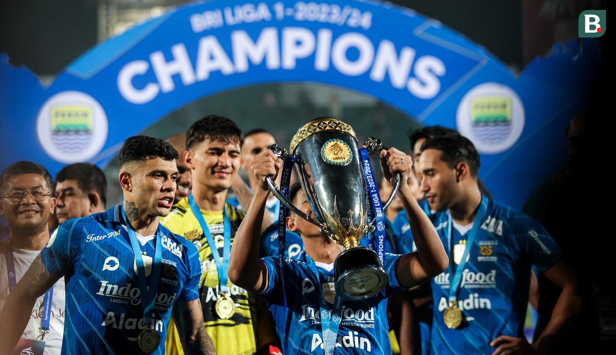 Selebrasi gelandang Persib Bandung, Beckham Putra (tengah) dengan trofi juara setelah mengalahkan Madura United 3-1 pada laga leg kedua final Championship Series BRI Liga 1 2023/2024 di Stadion Gelora Bangkalan, Madura, Jumat (31/5/2024). (Bola.com/Bagaskara Lazuardi)