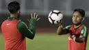 Gelandang Timnas Indonesia, Andik Vermansah, melempar bola saat latihan di Stadion Madya, Jakarta, Senin (21/3). Latihan ini persiapan jelang laga persahabatan melawan Myanmar. (Bola.com/M. Iqbal Ichsan)