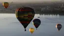 Sejumlah balon udara saat perayaan Festival Balon Internasional ke-XV di Metropolitan Park di Leon, negara bagian Guanajuato, Meksiko (20/11). Festival balon udara ini diselenggarakan untuk mempromosikan industri pariwisata di kota Leon. (AFP/STR)