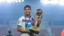 Asnawi Mangkualam Bahar saat mengangkat trofi usai timnya Port FC berhasil keluar menjadi juara Piala Presiden 2025 yang berlangsung di Stadion Si Jalak Harupat, Kabupaten Bandung, pada Minggu (13/7/2025) malam WIB. (Bola.com/Bagaskara Lazuardi)