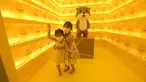 Dua anak perempuan bermain di arena petualangan bertema berang-berang Otah & Friends di Gardens by the Bay di Singapura pada 14 Desember 2020. (Xinhua/Then Chih Wey)
