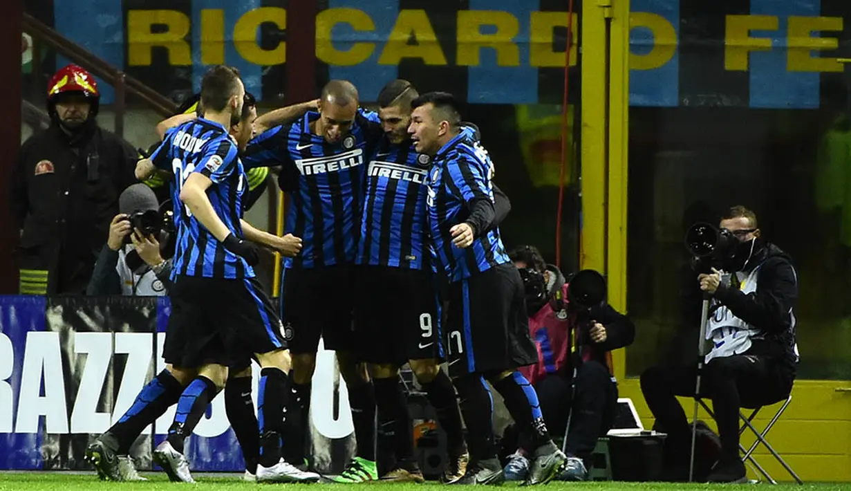 Para pemain Inter Milan merayakan gol yang dicetak Mauro Icardi ke gawang Chievo pada laga Serie A di Stadion San Siro, Italia, Rabu (3/2/2016). La Beneamata berhasil menang 1-0. (AFP/Olivier Morin)
