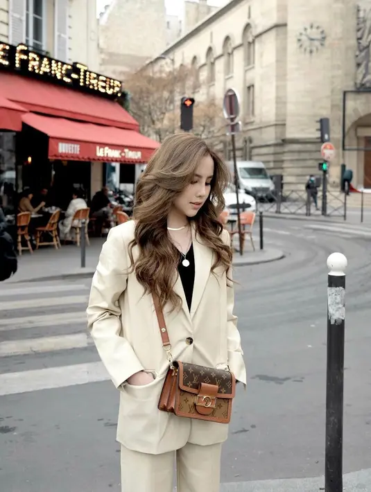 <p>one set nude blazer adalah outfit juara untuk kamu yang ingin tampil elegan dan berkarisma.&nbsp;(instagram/agatha_chelsea)</p>