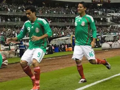 Mexico's Guillermo Franco celebrates with teammates the first goal against Trinidad and Tobago during their FIFA World Cup 2010 qualifier match at Azteca stadium in Mexico city on June 10, 2009. AFP PHOTO/Omar TORRES