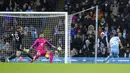 Pemain Manchester City Riyad Mahrez (kanan) mencetak gol ke gawang Fulham pada pertandingan sepak bola putaran keempat Piala FA di Etihad Stadium, Manchester, Inggris, 5 Februari 2022. Manchester City menang 4-1. (AP Photo/Jon Super)