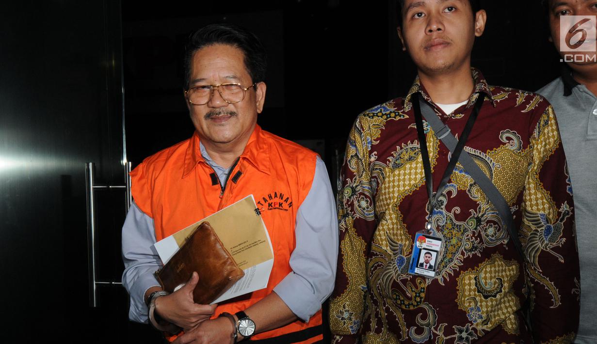 Pemilik PT Jasa Promix Nusantara dan PT Secilia Putri, Sibron Azis dikawal petugas usai menjalani pemeriksaan di gedung KPK, Jakarta, Jumat (25/1). Sibron Azis resmi ditahan 20 hari kedepan untuk memudahkan pemeriksaan. (merdeka.com/Dwi Narwoko)
