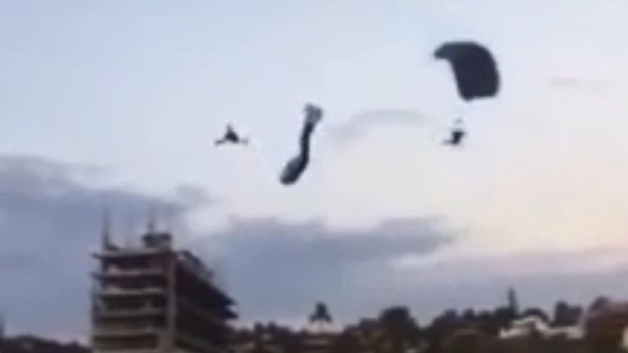 Rekaman video yang beredar di media sosial menunjukkan bahwa salah satu penerjun payung yang berusia 47 tahun meninggal dunia (Capture/AB News)