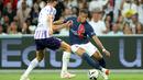 Bek Toulouse #02 Rasmus Nicolaisen berebut bola dengan penyerang Paris Saint-Germain (PSG) #07 Kylian Mbappe pada pekan ke-2  Ligue 1  2023/2024 di Stadion de Toulouse pada Minggu (20/8/2023) dinihari WIB. (Charly TRIBALLEAU / AFP)