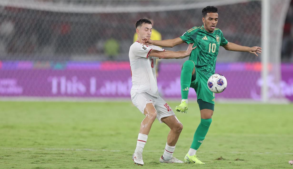 <p>Ivar Jenner berduel dengan pemain Arab Saudi, Musab Aljuwayr, pada laga matchday keenam Grup C putaran ketiga kualifikasi Piala Dunia 2026 zona Asia di SUGBK, Jakarta, Selasa (19/11/2024). Timnas Indonesia menang 2-0. (Bola.com/Muhammad Iqbal Ichsan)</p>