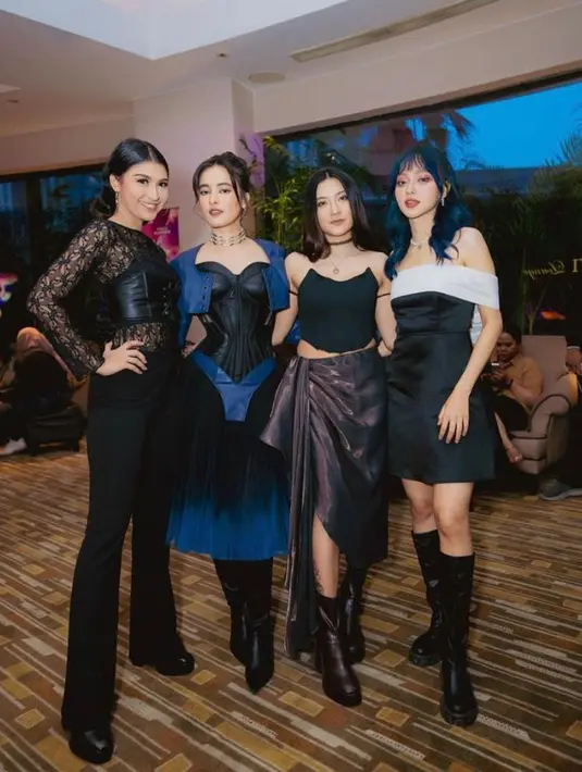 Sementara rivalnya band-nya bernama Scorpion Sisters tampil edgy serba hitam. @armanfebryan @snap.nuel.