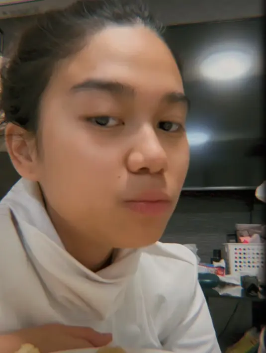 Azizah tampil tanpa makeup yang menampilkan tekstur dan warna kulit asli. Tampilan bibir kering dan pecah pun jadi sorotan [@azizahsalsha_]