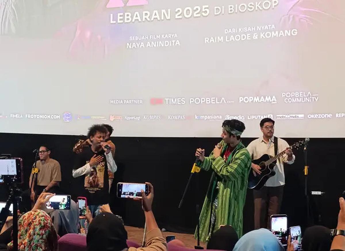 Gala Premiere Film Komang Dihadiri Raim Laode dan Istri, Siap Tayang di Bioskop Lebaran 2025