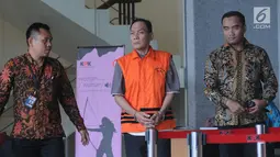 Tersangka kasus dugaan korupsi di PN Balikpapan tahun 2018, Kayat (tengah) meninggalkan gedung KPK usai diperiksa di Jakarta, Rabu (24/7/2019). Kayat diperiksa sebagai tersangka terkait menerima suap untuk membebaskan terdakwa kasus pemalsuan surat atas nama Sudarman. (merdeka.com/Dwi Narwoko)