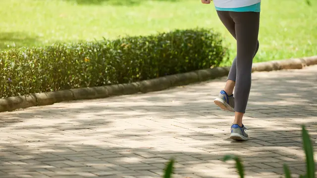 Jalan Cepat atau Jalan Santai (Brisk Walk) [Dok/freepik.com]