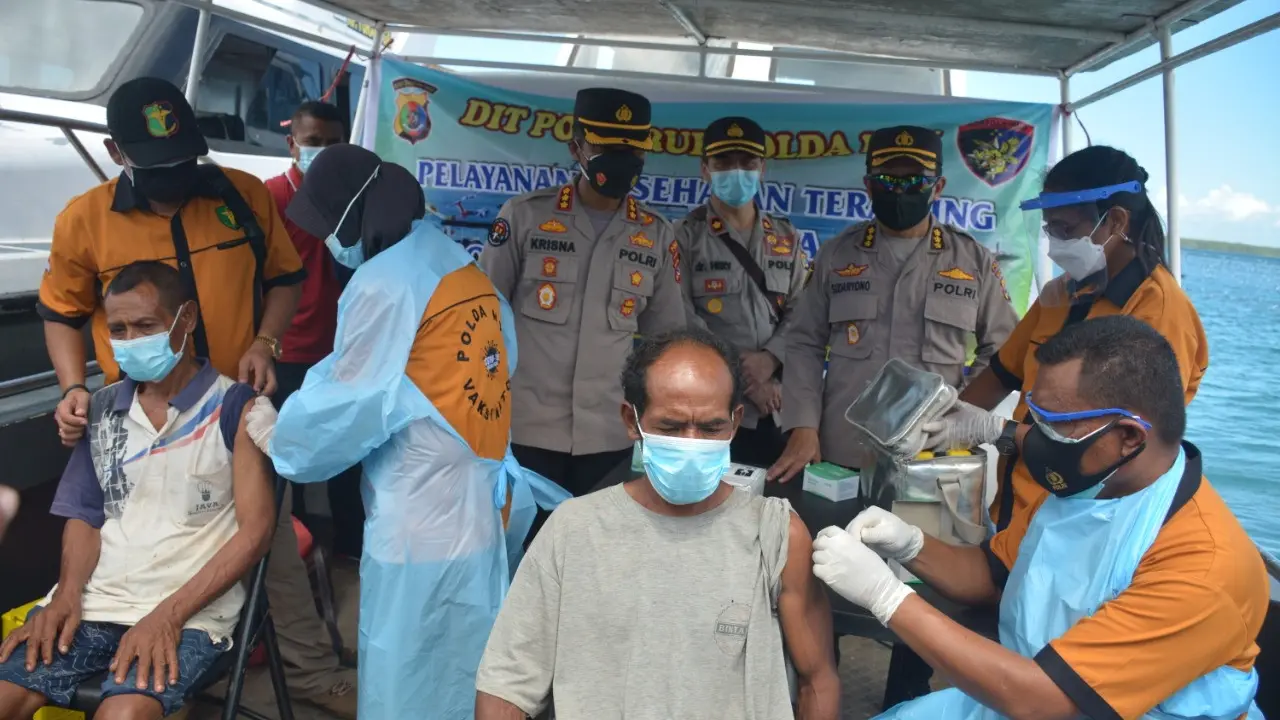Pelaksanaan vaksinasi digelar di atas kapal Polair Polda NTT dan di sekitar pesisir pantai Desa Huilelot, Kampung Batu Hopong, Kecamatan Semau, Kabupaten Kupang, NTT, (Liputan6.com/ Dionisius Wilibardus)