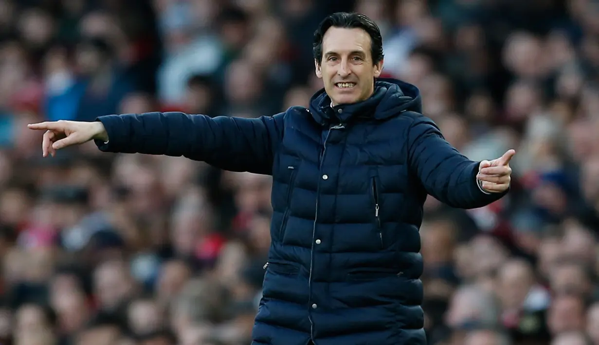 Pelatih Arsenal, Unai Emery menginstruksikan pemainnya saat bertanding melawan Manchester United selama pertandingan lanjutan Liga Inggris di Stadion Emirates di London (10/3). Arsenal menang 2-0 atas MU. (AFP Photo/Ian Kington)
