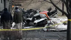 Warga melihat puing-puing pesawat pribadi yang jatuh di kawasan perumahan Roy, Utah, Amerika Serikat, Rabu (15/1/2020). Seorang pilot berusia 64 tahun dilaporkan tewas. (Ben Dorger/Standard-Examiner, via AP)