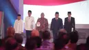 Capres dan Cawapres nomor urut 01 dan 02 Joko Widodo-Ma'ruf Amin, Prabowo Subianto-Sandiaga Uno menyanyikan lagu Indonesia Raya saat Debat Perdana Capres 2019 di Gedung Bidakara, Pancoran, Jakarta Selatan, Kamis (17/1). (Liputan6.com/Faizal Fanani)