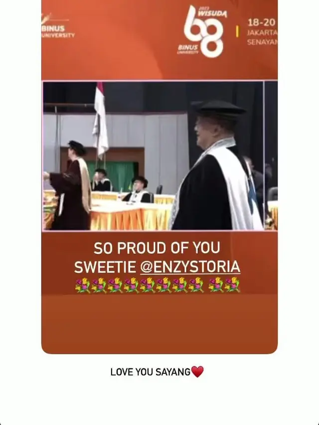 Enzy Storia wisuda