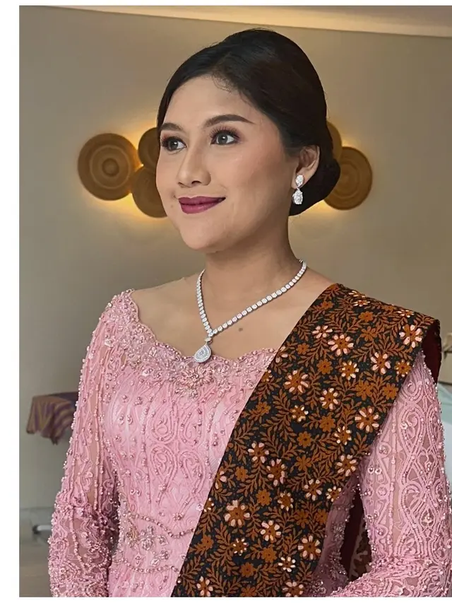 5 Potret Memukau Erina Gudono Dampingi Kaesang di Pertemuan Kader PSI di Bali