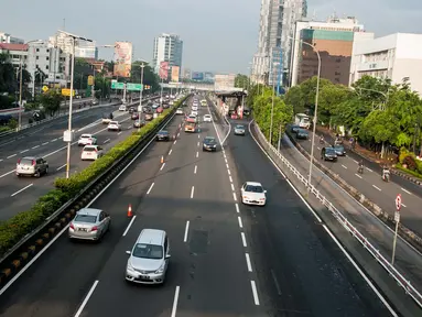 Kendaraan melintasi sistem lawan arus (contraflow) di ruas tol dalam kota Cawang - Semanggi, Jakarta, Senin (13/2). Uji coba contraflow yang dilakukan dari Km 1+700 hingga Km 8+100 itu berlangsung pukul 06.00 - 09.00 WIB. (Liputan6.com/Gempur M Surya)