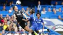 Penyerang Chelsea, Michy Batshuayi, duel udara dengan pemain Brighton & Hove Albion, Lewis Dunk, pada laga Premier League di Stadion Stamford Bridge, Sabtu (28/9). Chelsea menang 2-0. (AP/Frank Augstein)