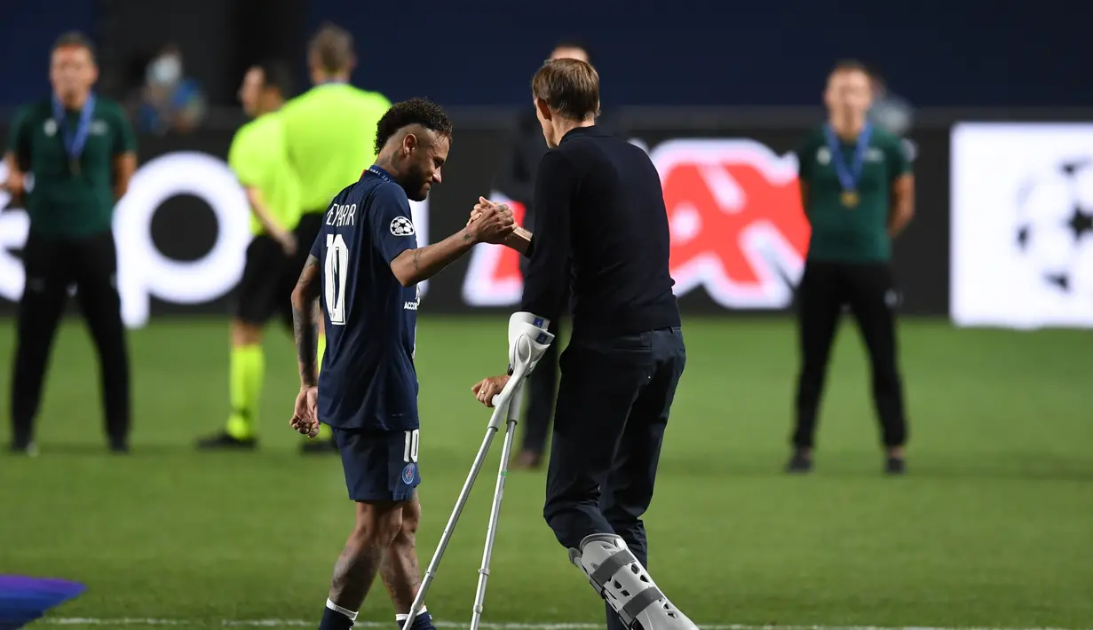 Pelatih PSG, Thomas Tuchel menghibur penyerang Neymar setelah pertandingan final Liga Champions melawan Bayern Munchen di stadion Luz di Lisbon, Portugal, Minggu, (23/8/2020). Bayern Munchen menang tipis atas PSG 1-0. (David Ramos/Pool/AFP)