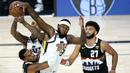 Pemain Utah Jazz, Jordan Clarkson, berebut bola dengan pemain Denver Nuggets, Monte Morris, pada ronde pertama playoff NBA musim 2020 di The Field House, Florida, Selasa (18/8/2020). Denver Nuggets menang 135-125 atas Utah Jazz. (AFP/Ashley Landis/Pool/Getty Images)
