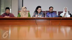 (ki-ka) Anggota DPD Saeli Karim , Eni khaerani  bersama Wakil Ketua DPD RI GKR Hemas, Ketua Komite III DPD Hardi Selamat Hood, dan Wakil Ketua Komite III Fahira Idris saat jumpa pers di Jakarta, (23/5). (Liputan6.com/Johan Tallo)