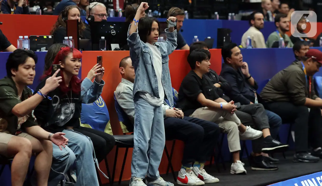Putra Bunga Citra Lestari, Noah Sinclair berdiri memberi dukungan saat menyaksikan laga penutup penyisihan grup H FIBA World Cup 2023 antara Latvia dan Kanada di Indonesia Arena, Gelora Bung Karno, Jakarta, Selasa (29/8/2023). (Liputan6.com/Helmi Fithriansyah)